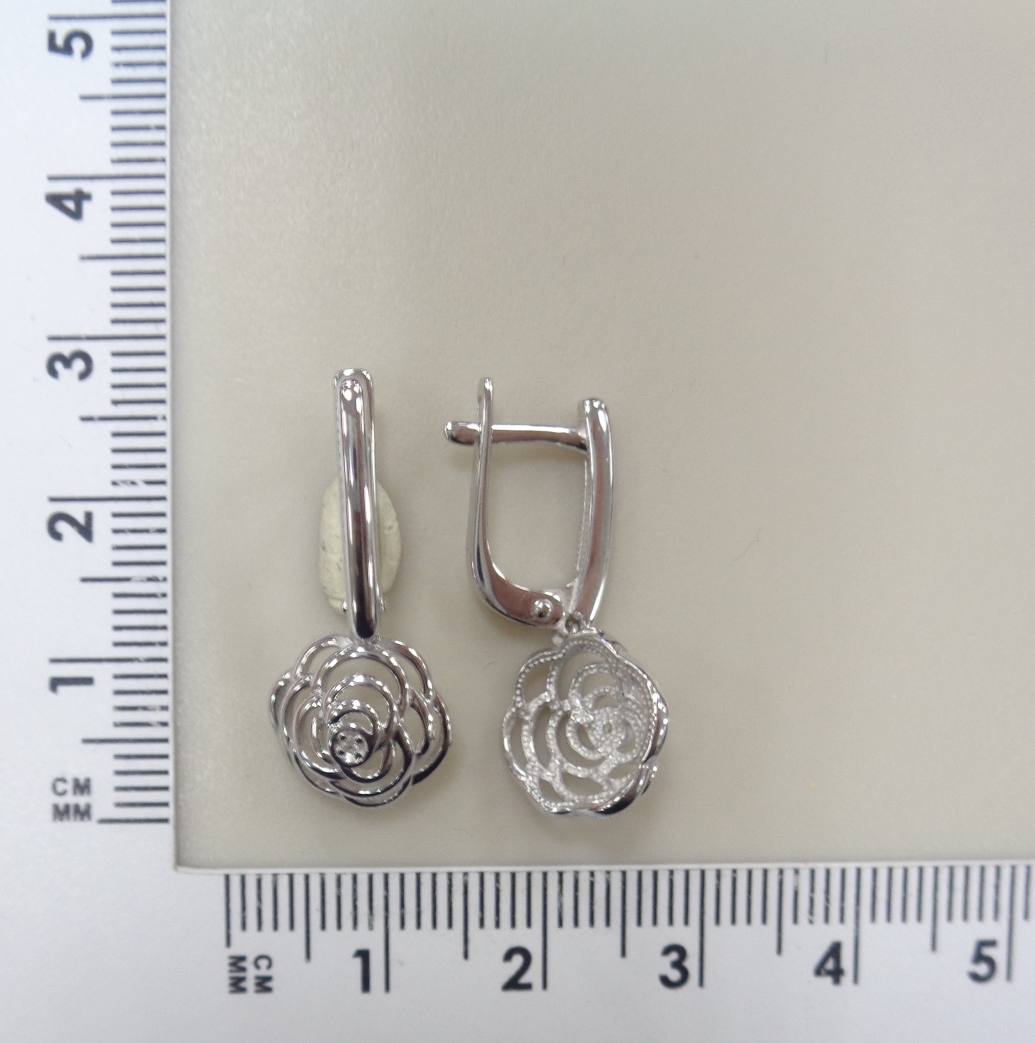 Серебряные серьги с бриллиантами "Розы"